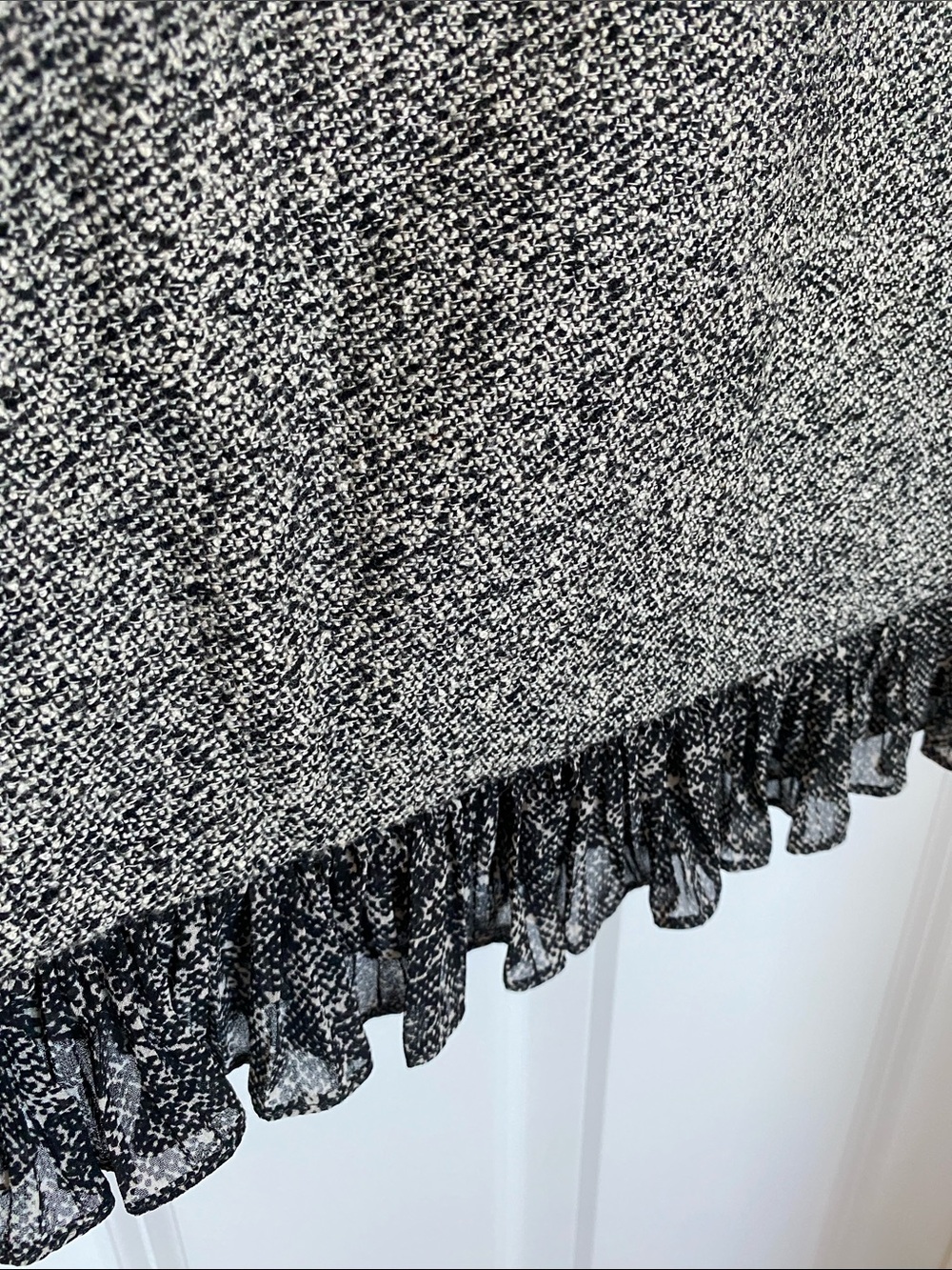 Escada Women's Gray Tweed Silk Wool Cashmere Skirt with Ruffle Hem Size 42 - Picture 4 of 10